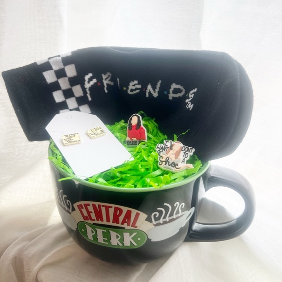 FRIENDS Monica, Rachel & Phoebe Bundle of 5 - Mug, Socks, Earrings & Shoe Charms - Picture 2 of 9